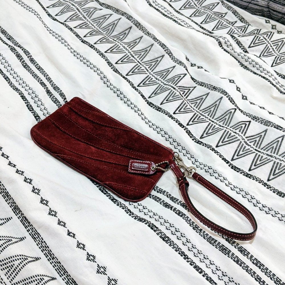 !!!Coach Wristlet Suede Berry!!!